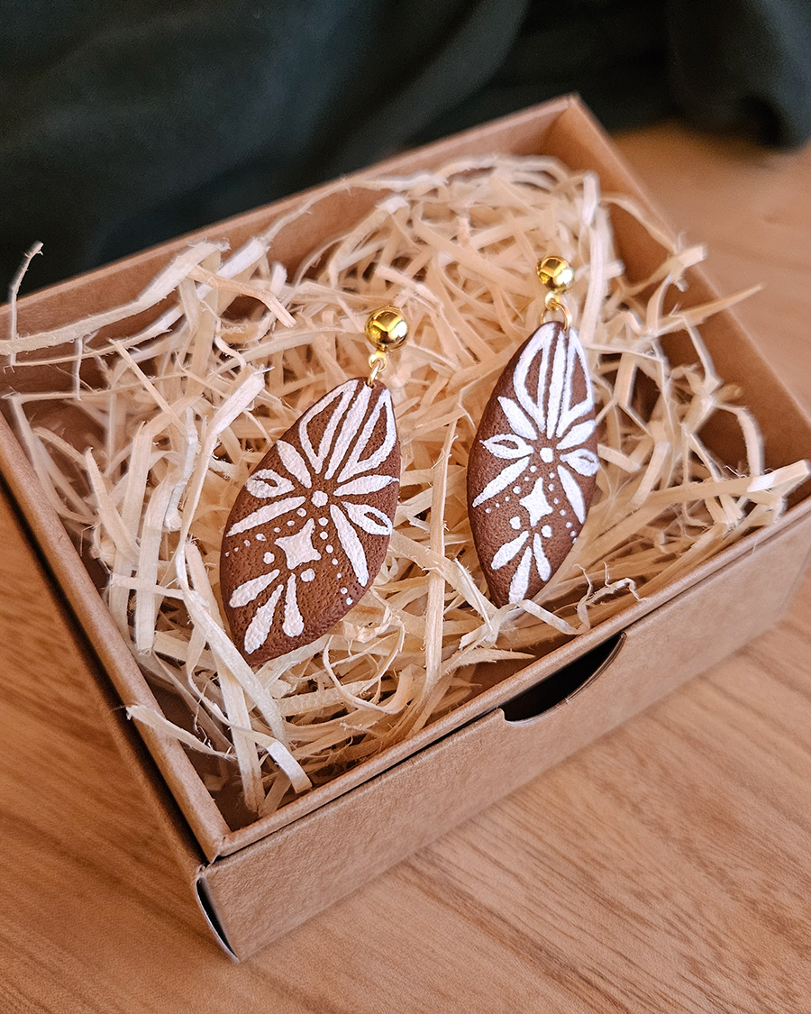 05_20251106_083349 Kõrvarõngad - Piparkooke meenutavad kuuseehted kõrvarõngad