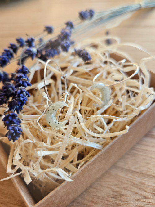 pimedas helendavad kuu kõrvarõngad