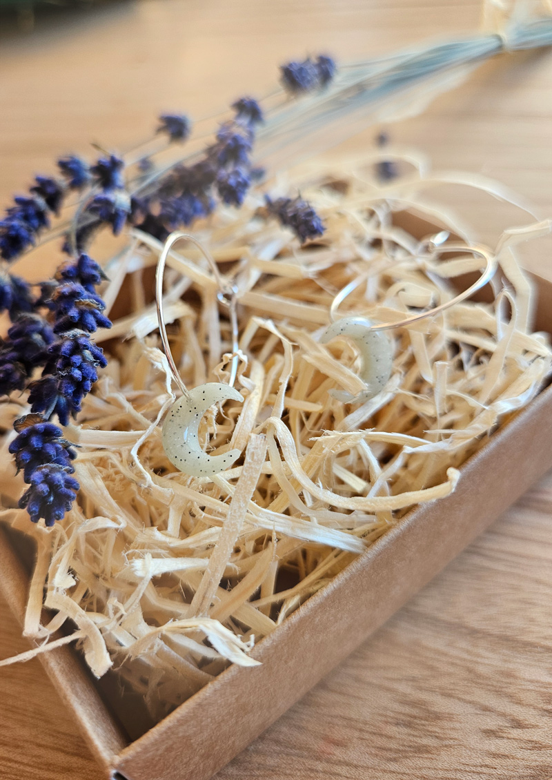 pimedas helendavad kuu kõrvarõngad