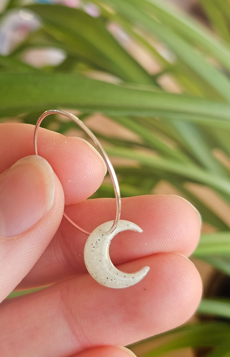 pimedas helendavad kuu kõrvarõngad