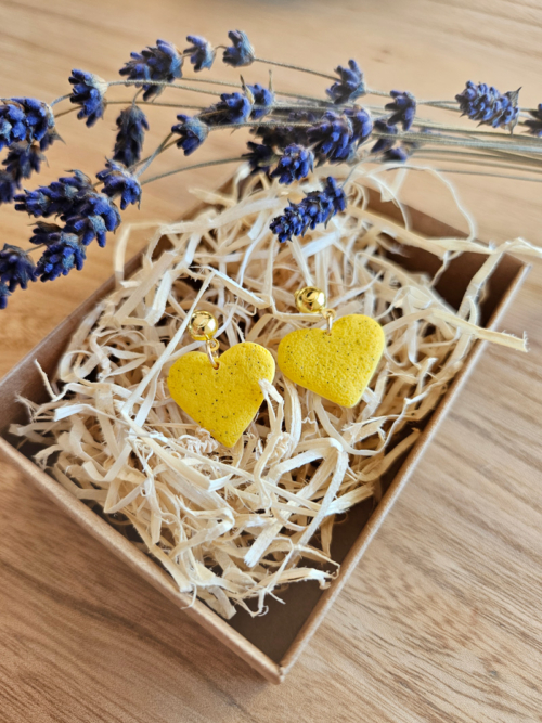 kollased südamed käsitöö kõrvarõngad