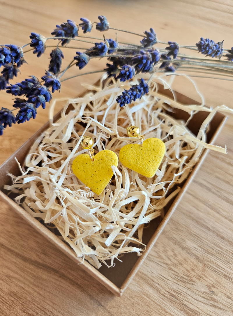 kollased südamed käsitöö kõrvarõngad