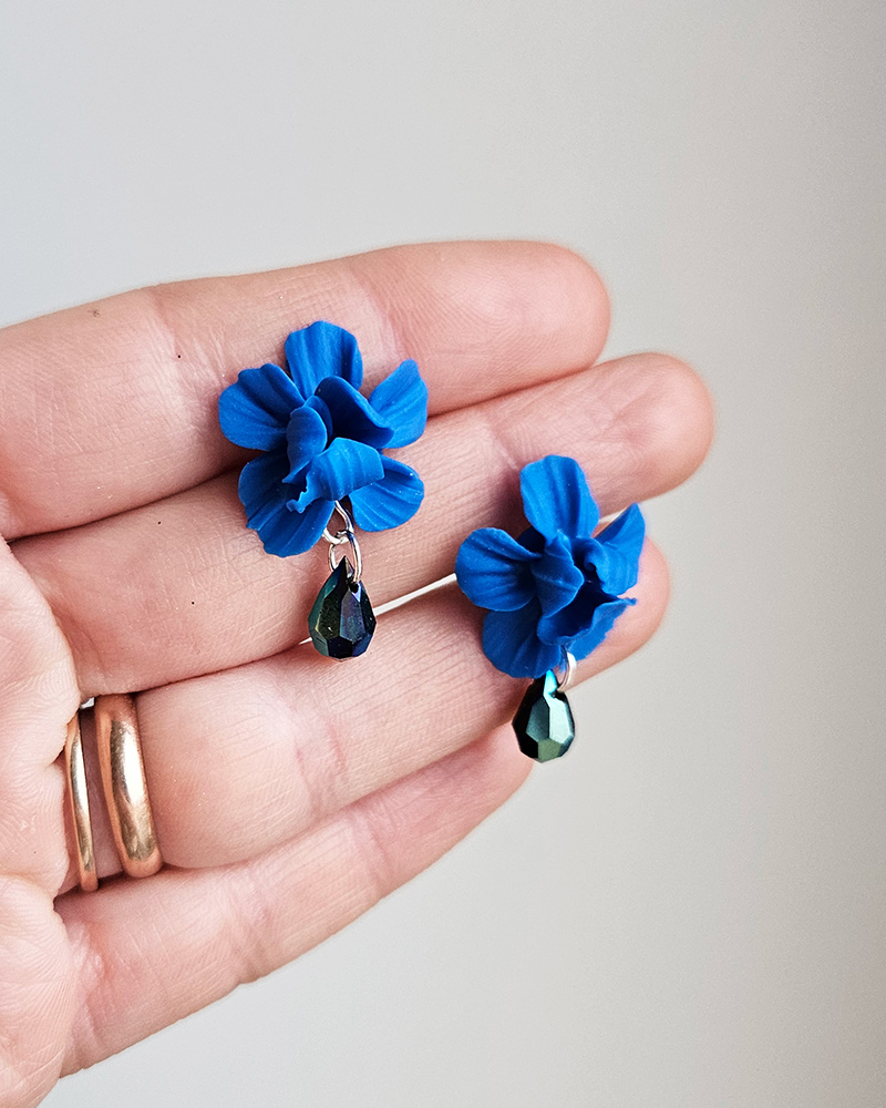 siniste lilledega käsitöö kõrvarõngad