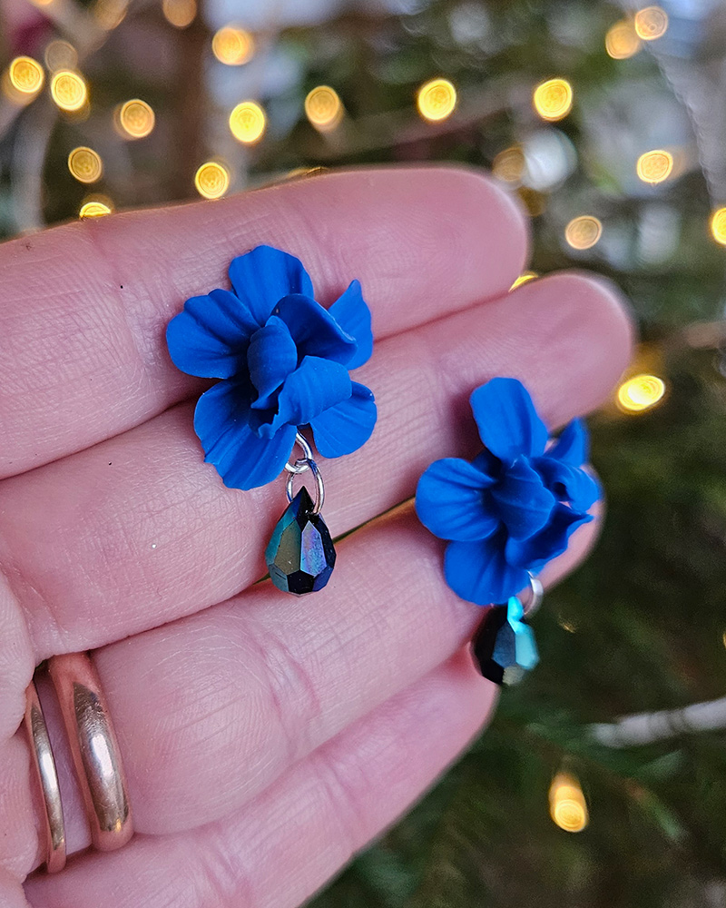 käsitöö kõrvarõngad sinised lilled