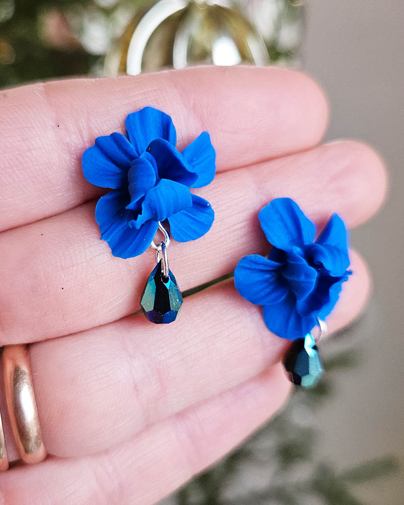 siniste lilledega käsitöö kõrvarõngad