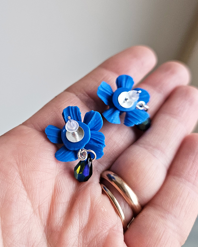 siniste lilledega käsitöö kõrvarõngad