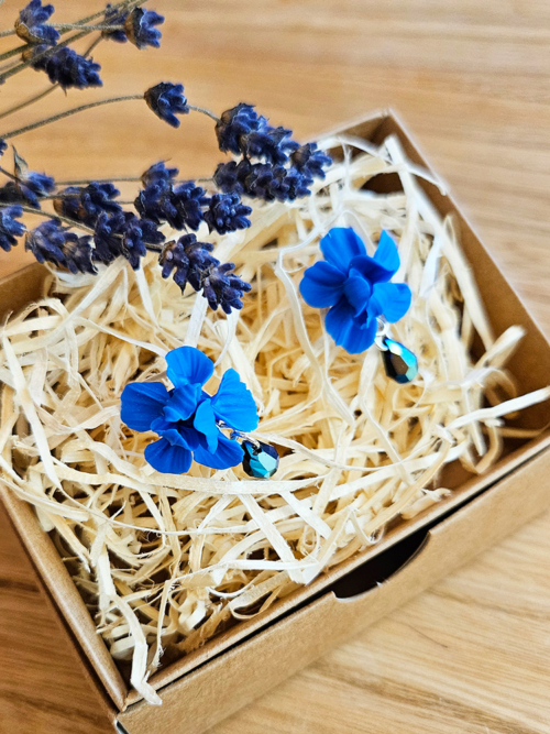 siniste lilledega käsitöö kõrvarõngad