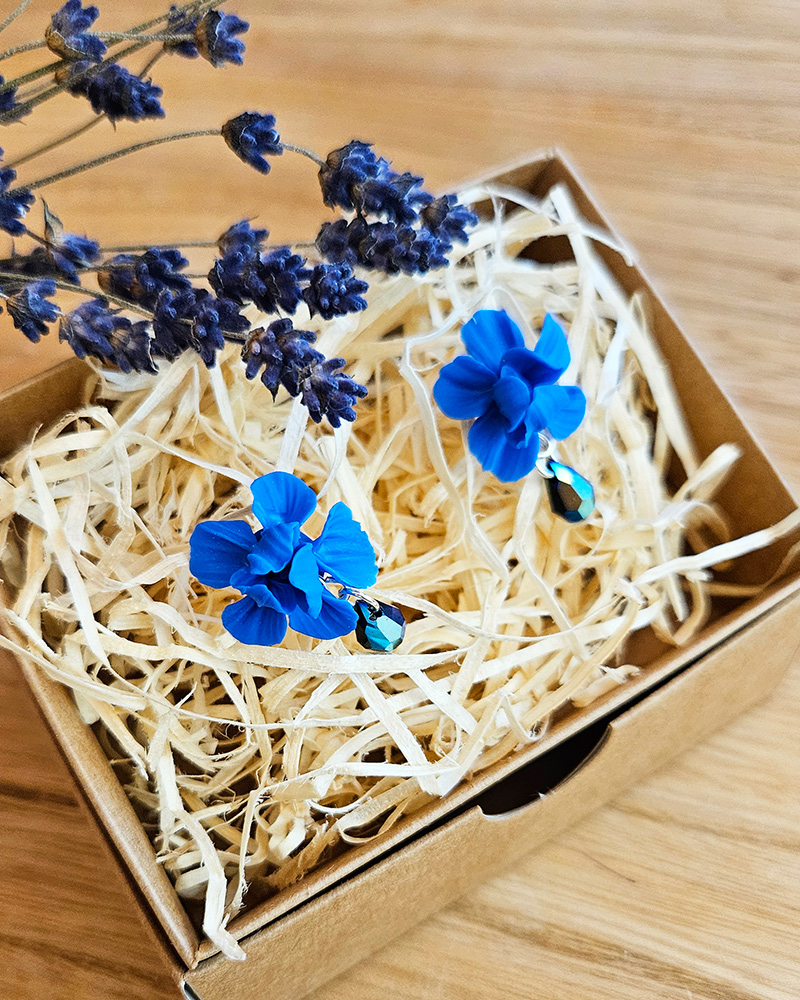 siniste lilledega käsitöö kõrvarõngad