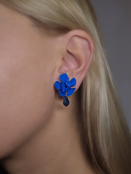 siniste lilledega käsitöö kõrvarõngad