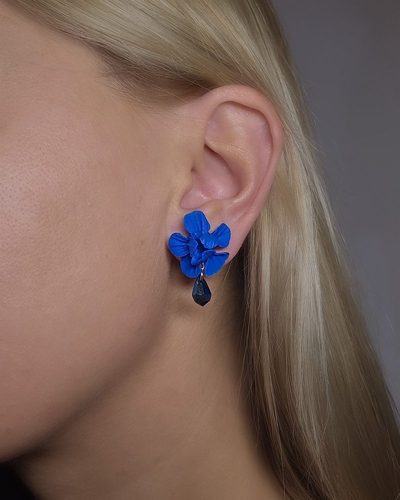 siniste lilledega käsitöö kõrvarõngad