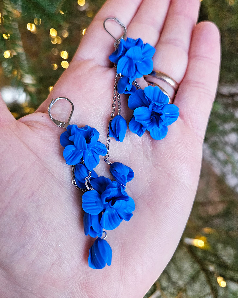 siniste lilledega käsitöö kõrvarõngad