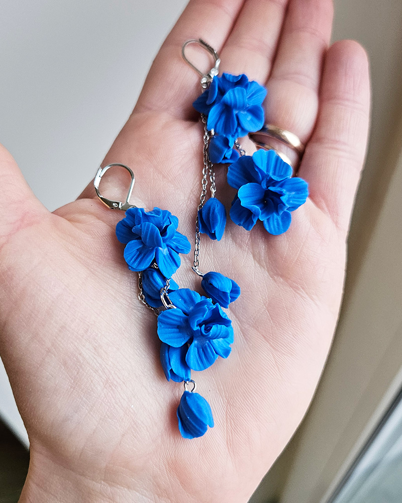 siniste lilledega käsitöö kõrvarõngad