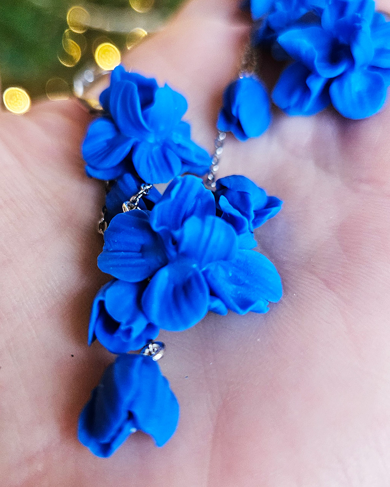 siniste lilledega käsitöö kõrvarõngad