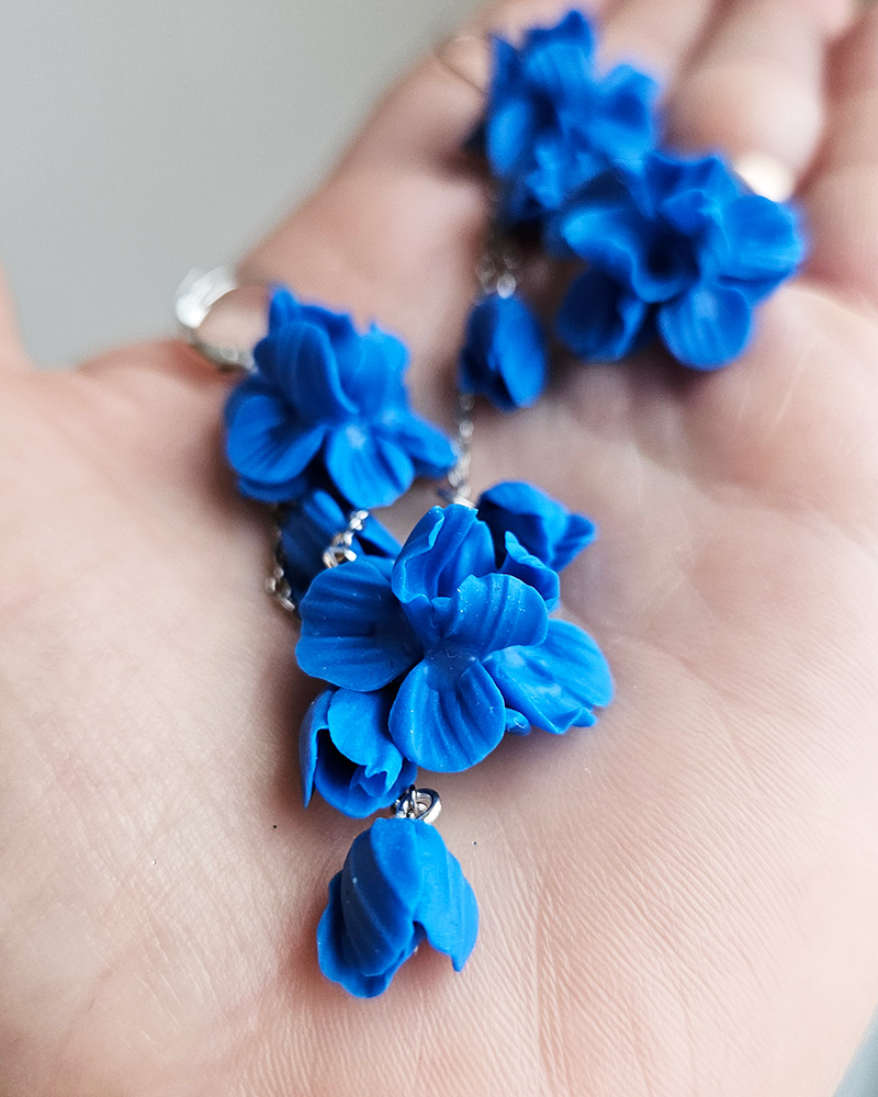 siniste lilledega käsitöö kõrvarõngad