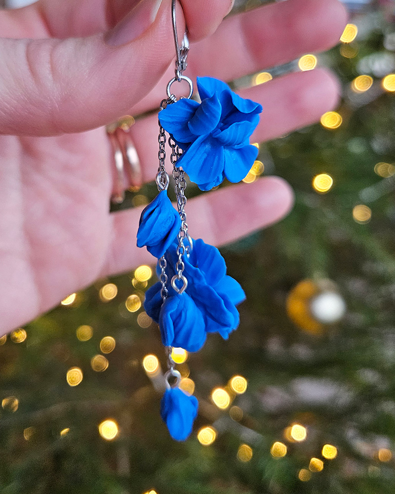 siniste lilledega käsitöö kõrvarõngad
