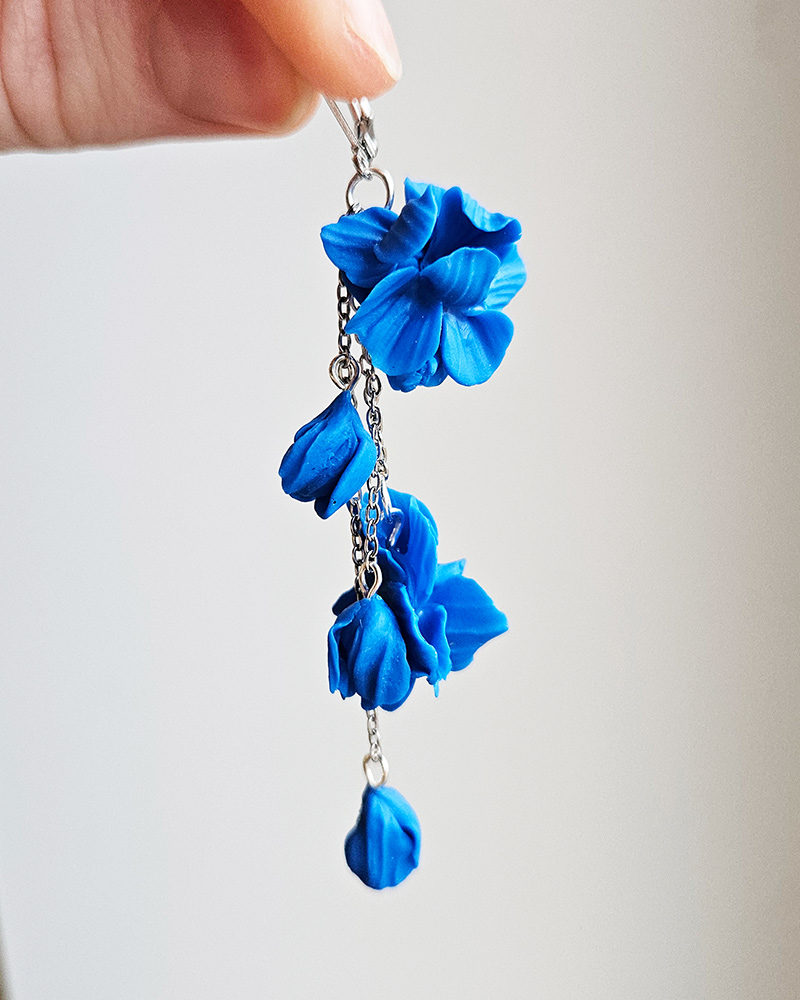 siniste lilledega käsitöö kõrvarõngad