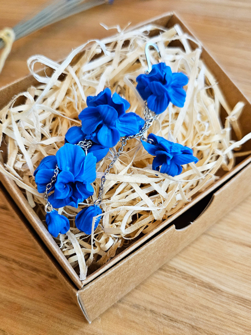 siniste lilledega käsitöö kõrvarõngad