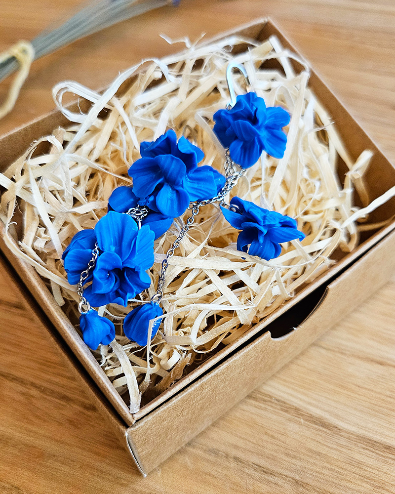 siniste lilledega käsitöö kõrvarõngad