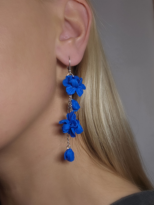 siniste lilledega käsitöö kõrvarõngad