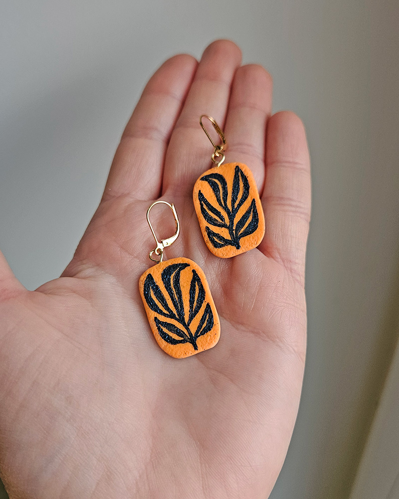 käsitsi maalitud kõrvarõngad