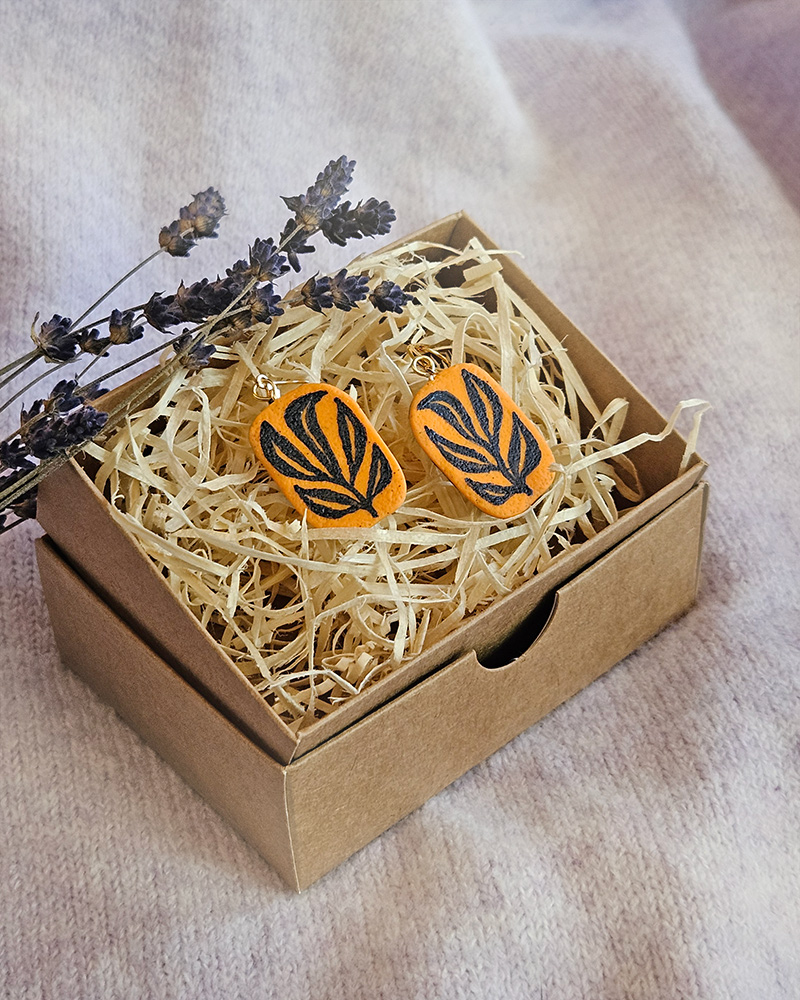 käsitsi maalitud kõrvarõngad