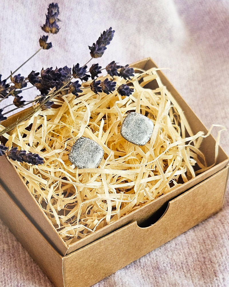 sätendavad pidulikud kõrvarõngad