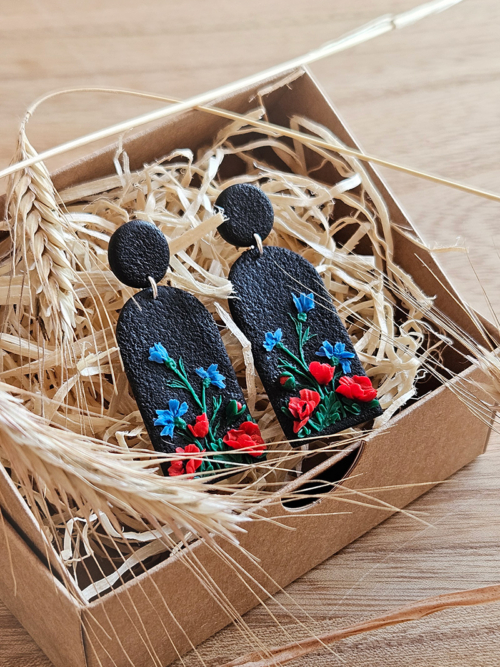 rukkilillede ja moonidega käsitöö kõrvarõngad