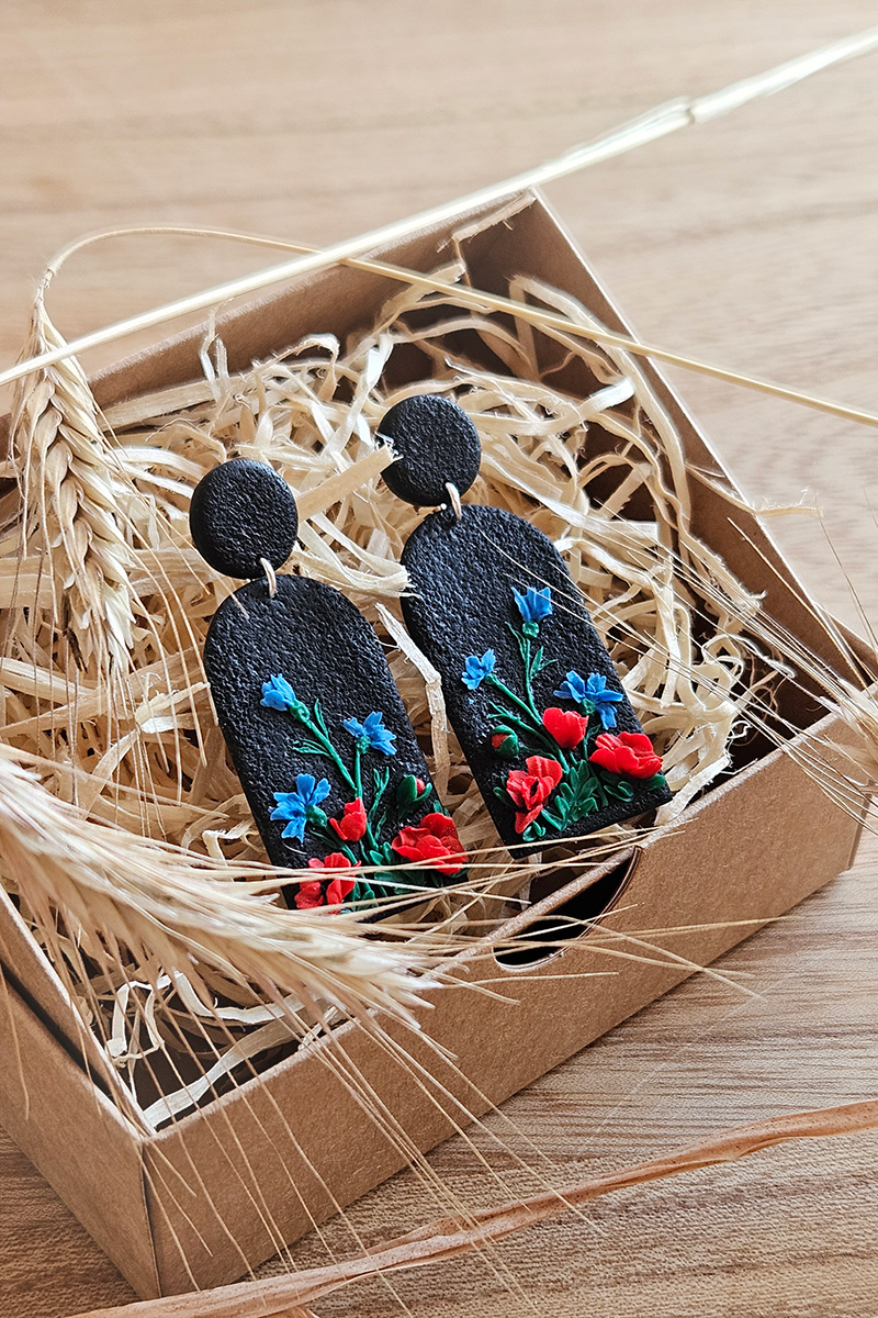 rukkilillede ja moonidega käsitöö kõrvarõngad