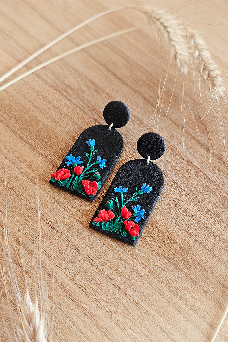 rukkilillede ja moonidega käsitöö kõrvarõngad