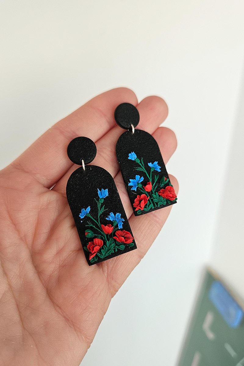 rukkilillede ja moonidega käsitöö kõrvarõngad