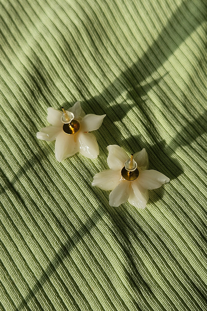 nartsissiga käsitöö kõrvarõngad