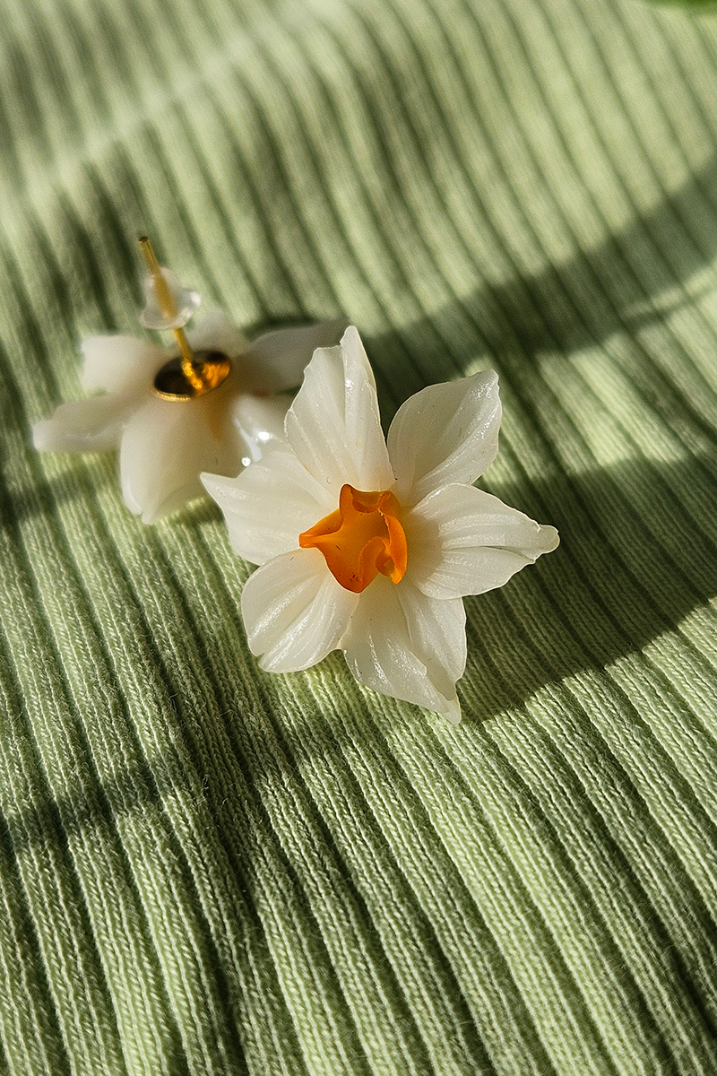 nartsissiga käsitöö kõrvarõngad