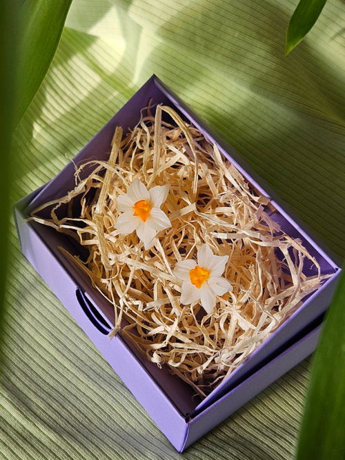 nartsissiga käsitöö kõrvarõngad