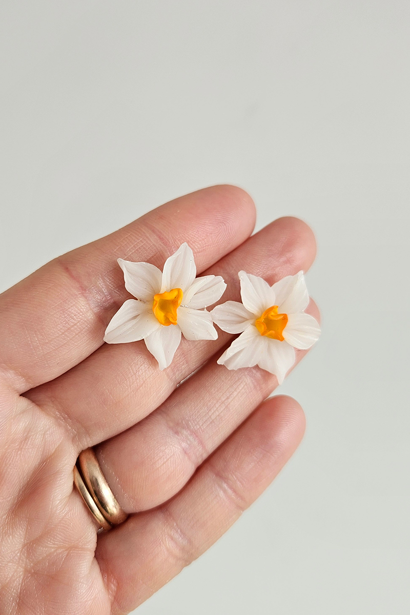 nartsissiga käsitöö kõrvarõngad