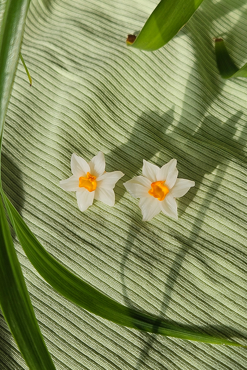 nartsissiga kõrvarõngad