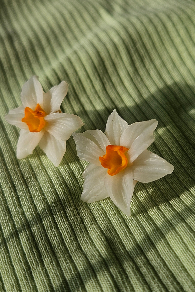 nartsissiga käsitöö kõrvarõngad