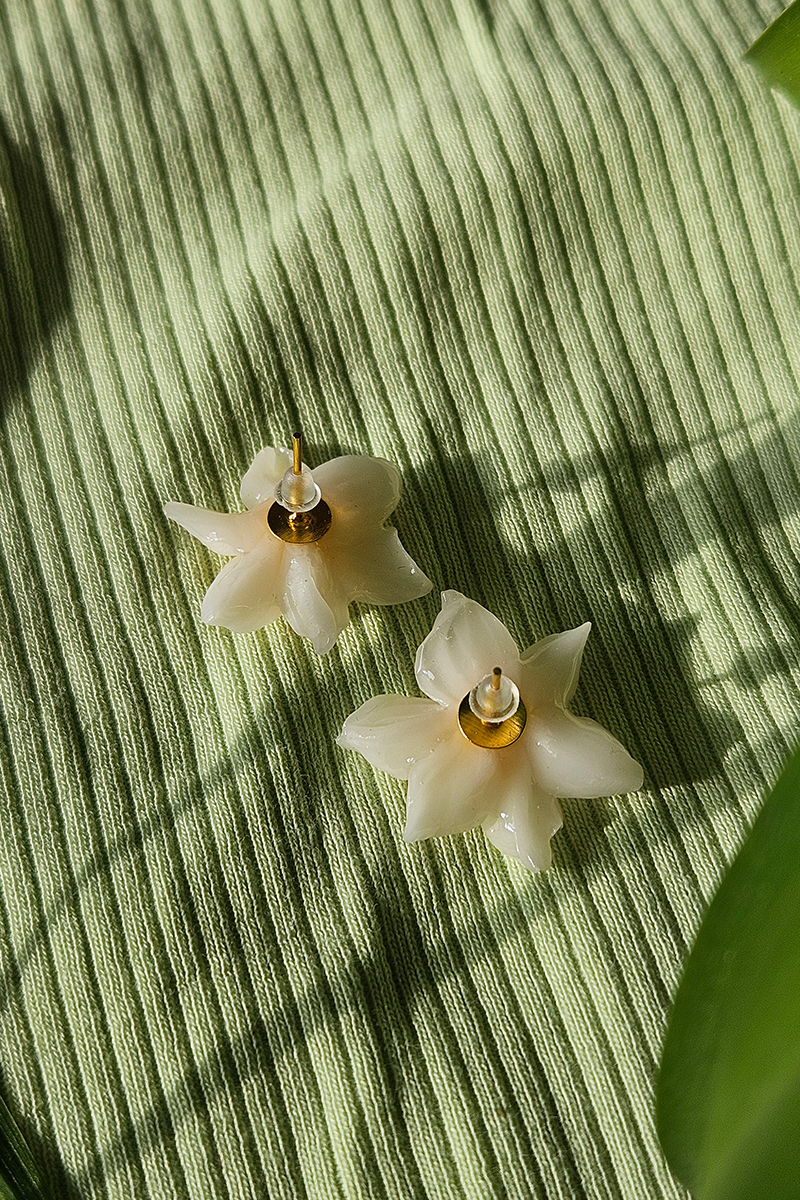 nartsissiga käsitöö kõrvarõngad