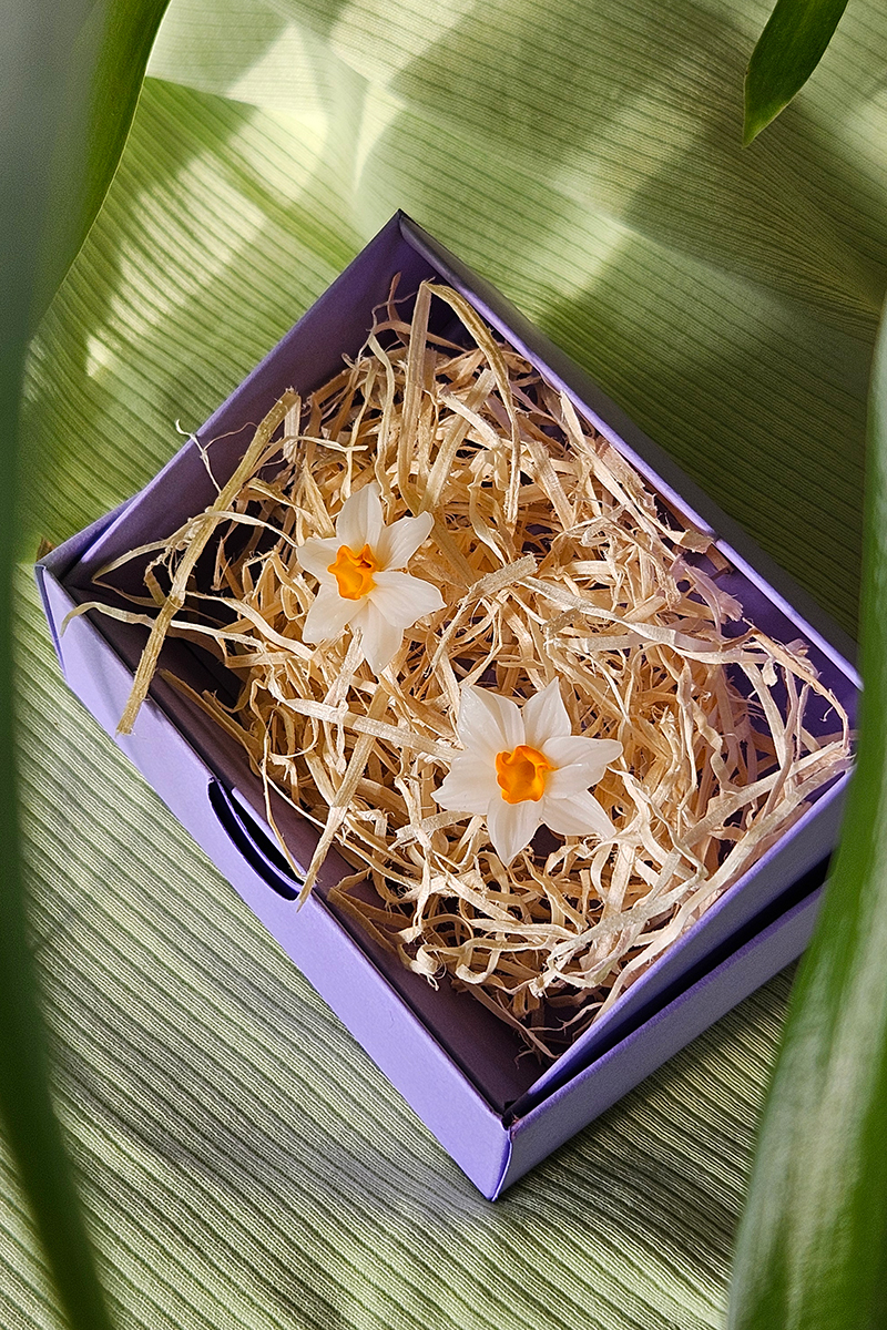 nartsissiga käsitöö kõrvarõngad