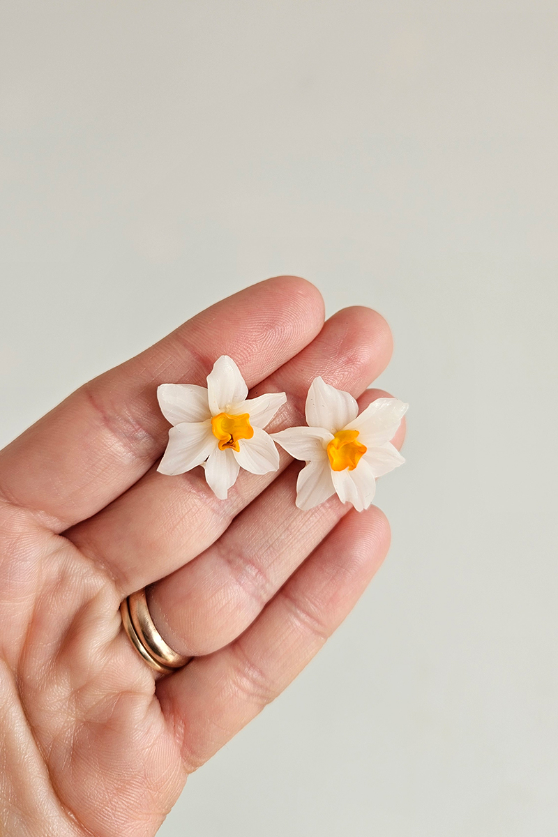 nartsissiga käsitöö kõrvarõngad