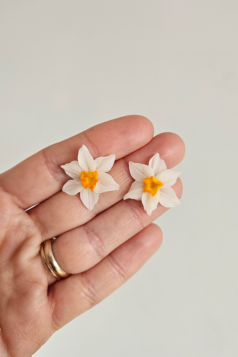 nartsissiga käsitöö kõrvarõngad