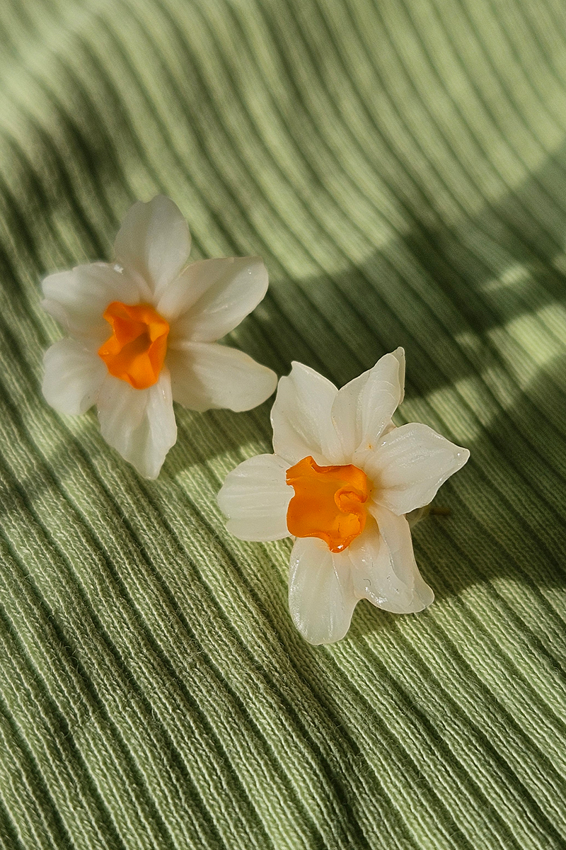 nartsissiga käsitöö kõrvarõngad