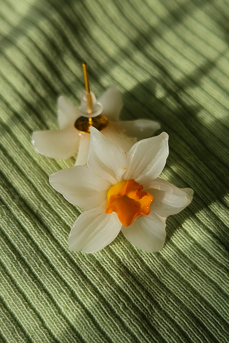 nartsissiga käsitöö kõrvarõngad