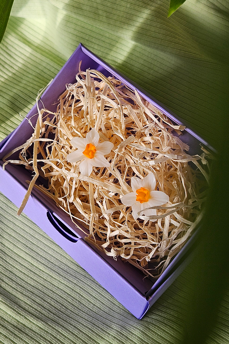 nartsissiga käsitöö kõrvarõngad