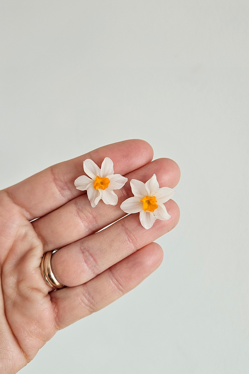 nartsissiga käsitöö kõrvarõngad