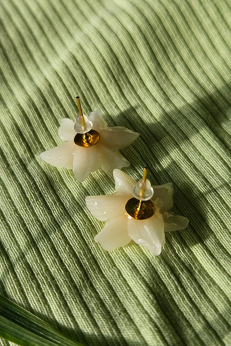 nartsissiga käsitöö kõrvarõngad