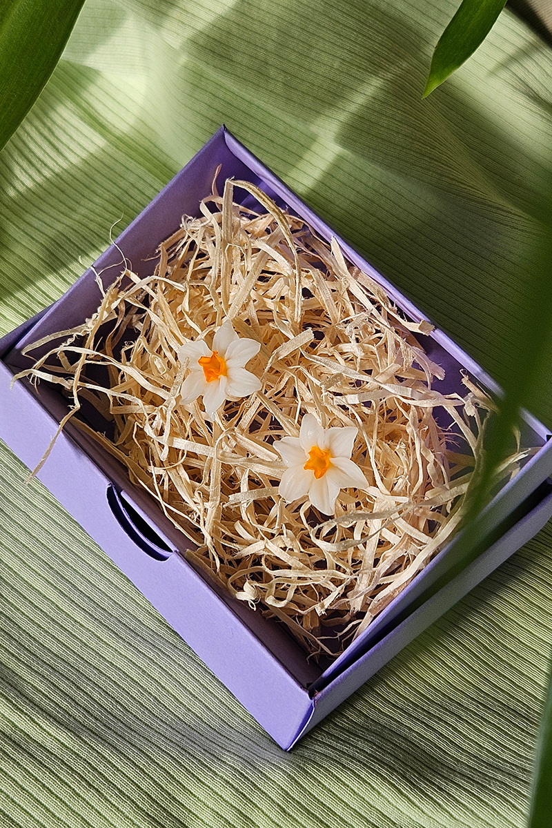 nartsissiga käsitöö kõrvarõngad