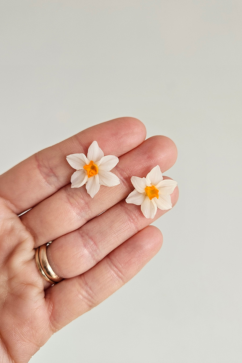 nartsissiga käsitöö kõrvarõngad