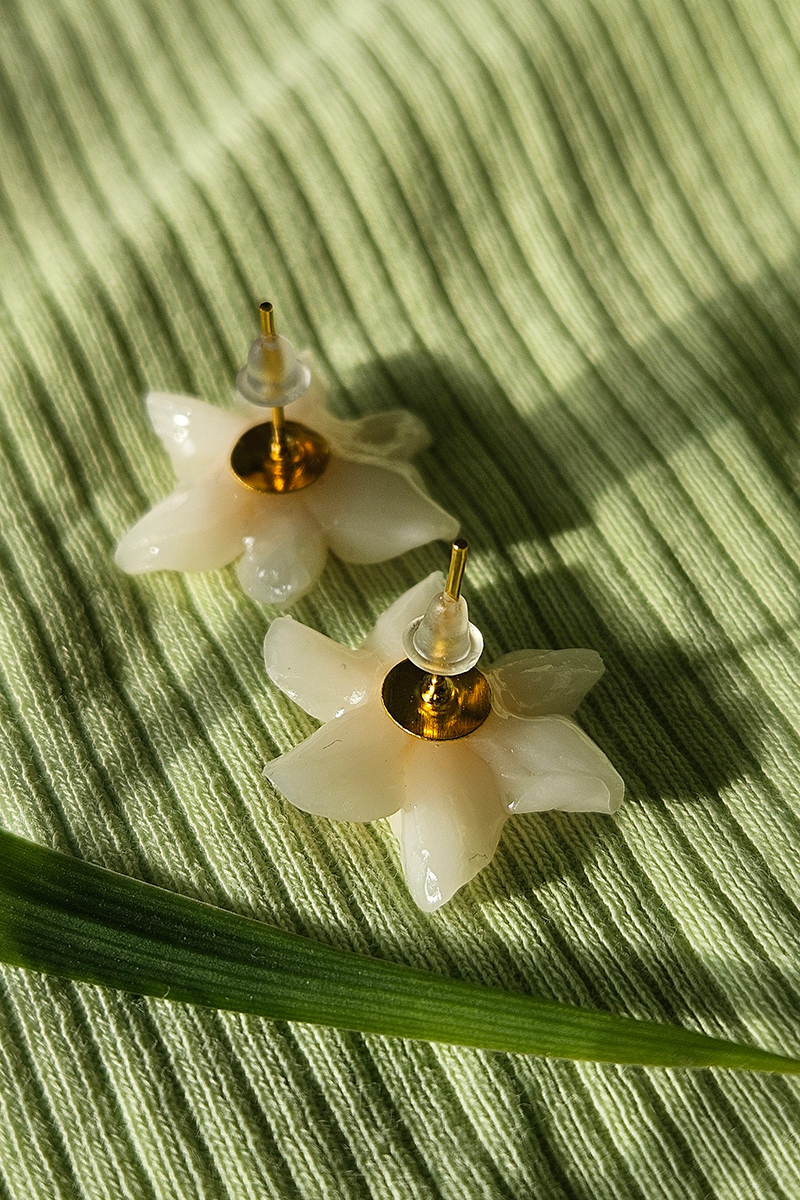 nartsissiga käsitöö kõrvarõngad