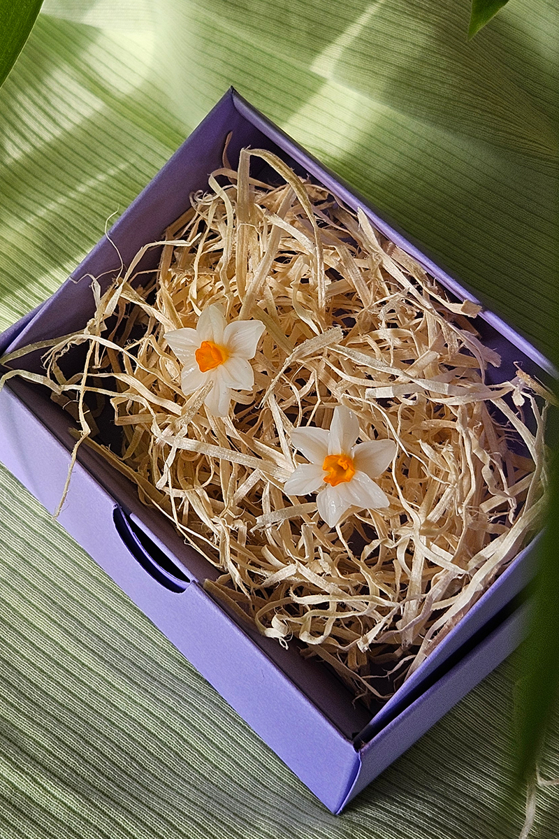 nartsissiga käsitöö kõrvarõngad