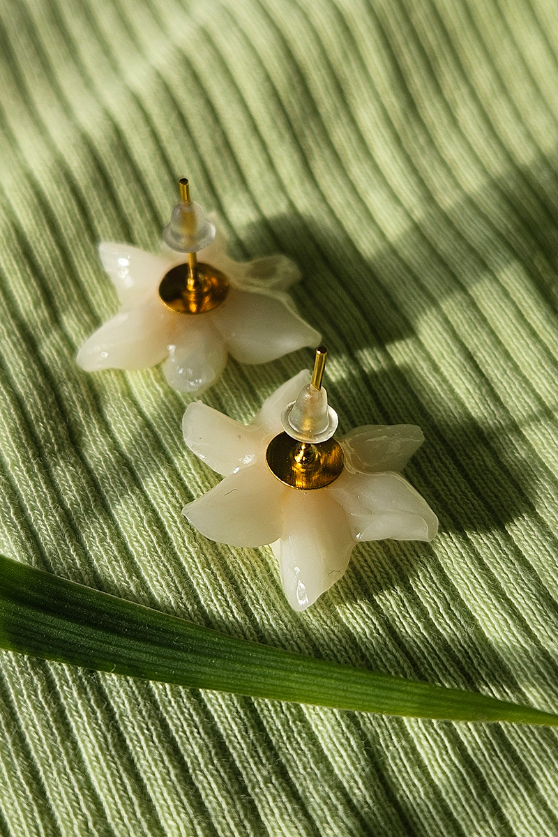 nartsissiga käsitöö kõrvarõngad